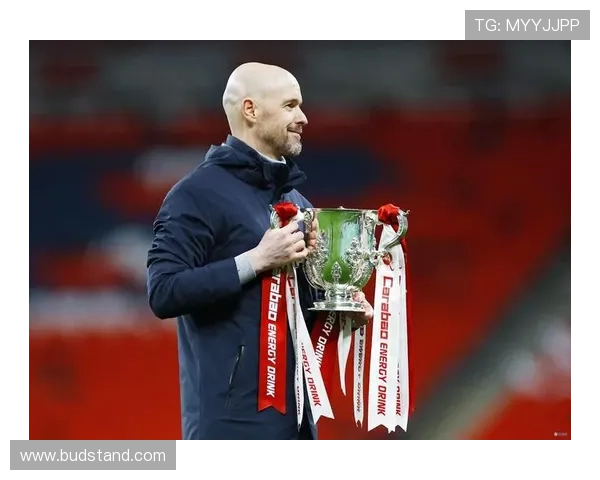 滕哈赫战术遭遇挑战，分析关键失误呈现球队困境走势