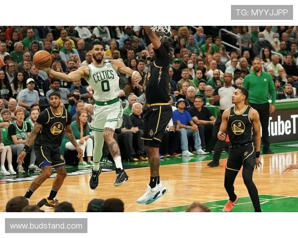 扎伊恩利用内线高效背打拉开空间提升球队关键时刻得分能力