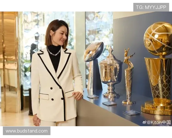 李娜球场上拼命样子，私下竟爱戴这款小众奢侈品，土豪气场藏不住了！